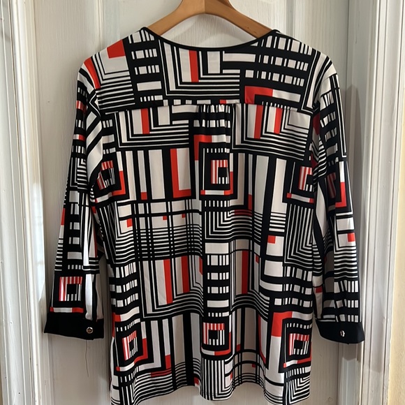 Notations multiple colors 3 front buttons V-Neck Top. - Picture 9 of 10